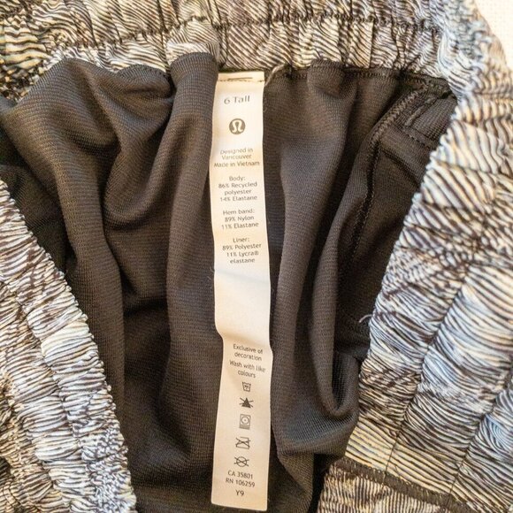 Lululemon Tracker Shorts 4” Tall – Size 6 Gray Abstract Print Zip Pocket - Picture 3 of 5